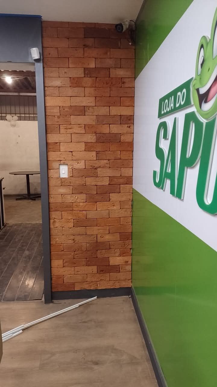 Parede de cimento queimado e tijolinho — foto 1