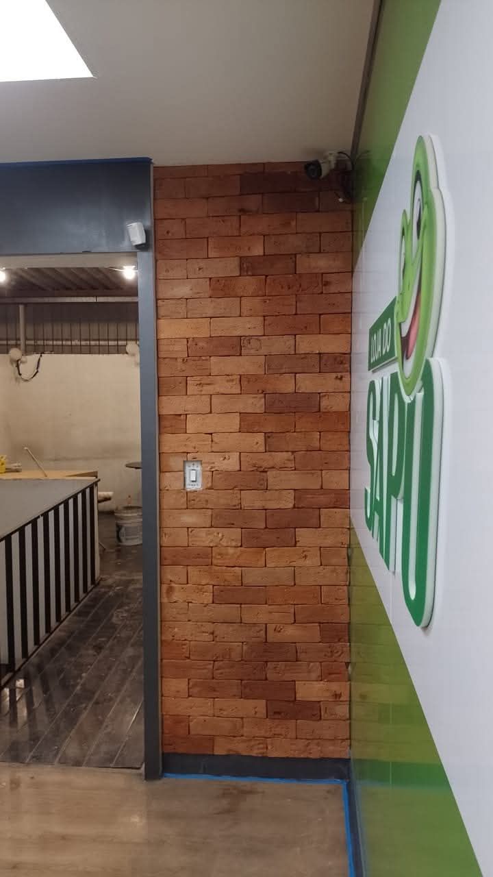 Parede de cimento queimado e tijolinho — foto 7