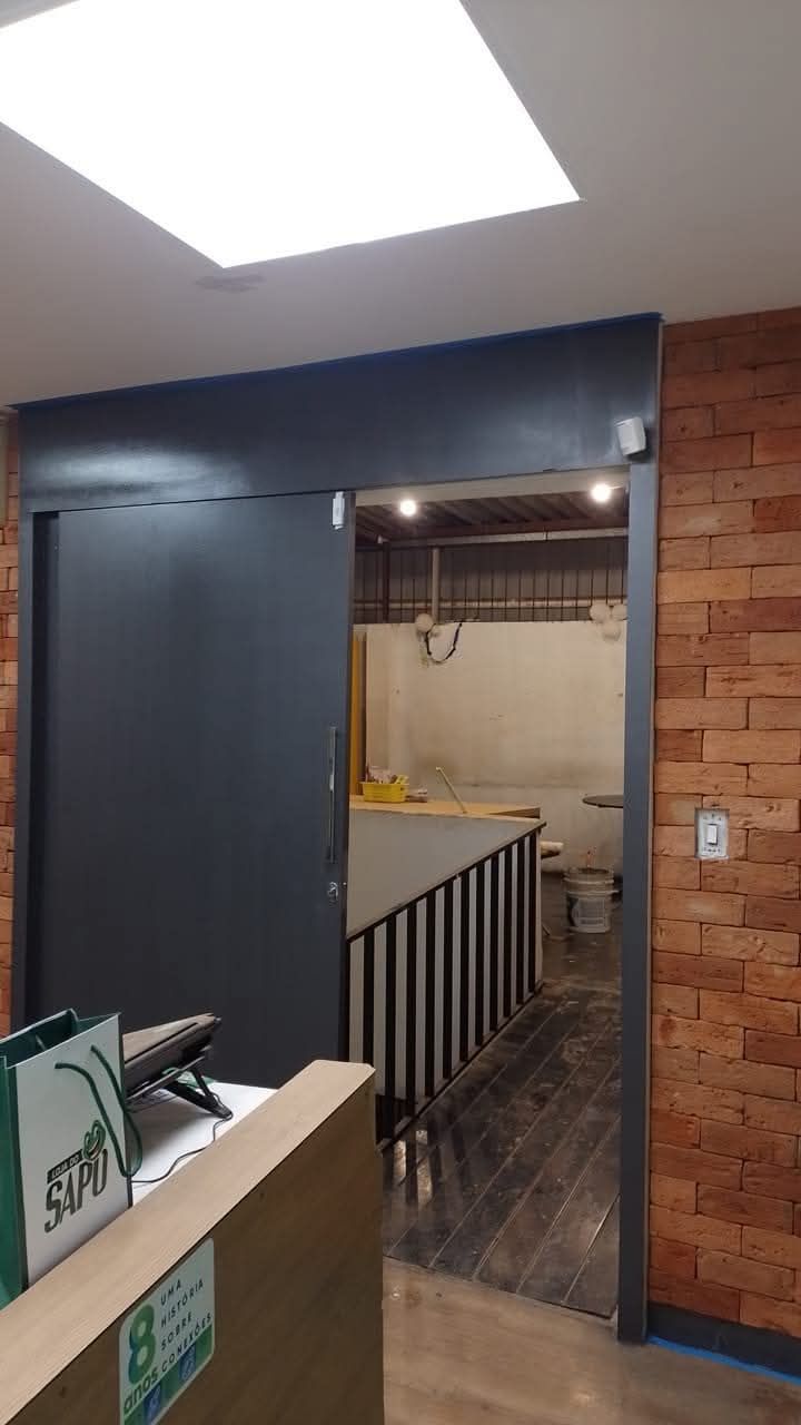 Parede de cimento queimado e tijolinho — foto 6