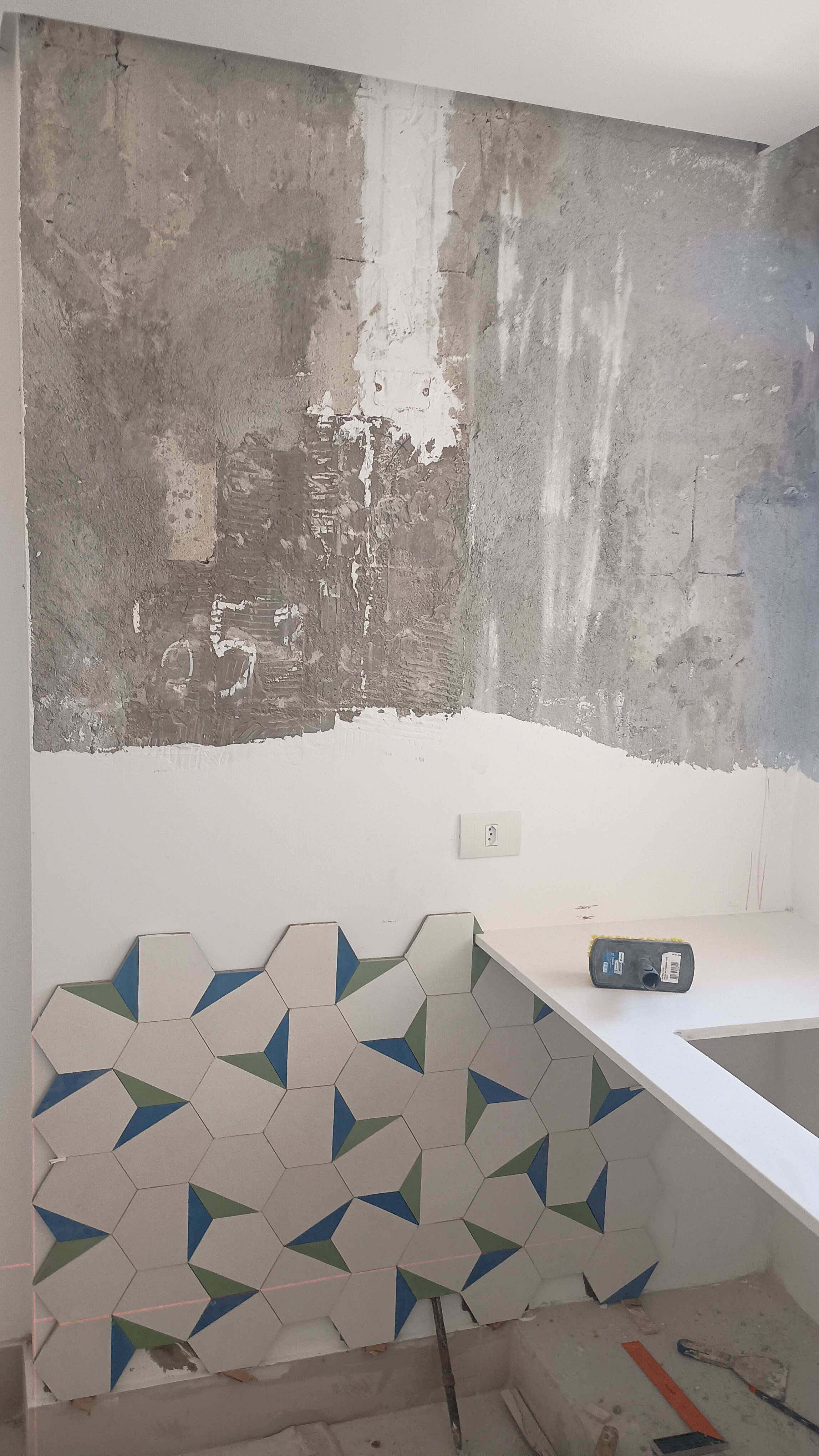 Instacao de hexagonal nas paredes da cozinha — foto 2