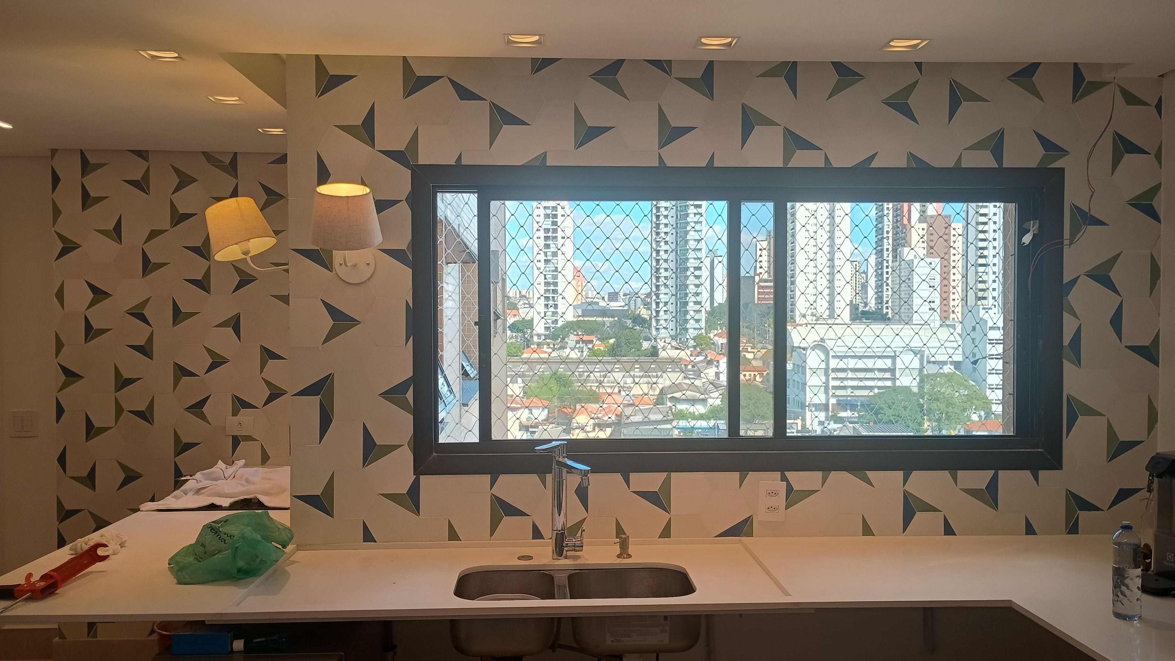 Instacao de hexagonal nas paredes da cozinha — foto 4